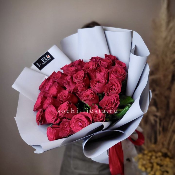 Красные розы 33 шт в Абу-Даби